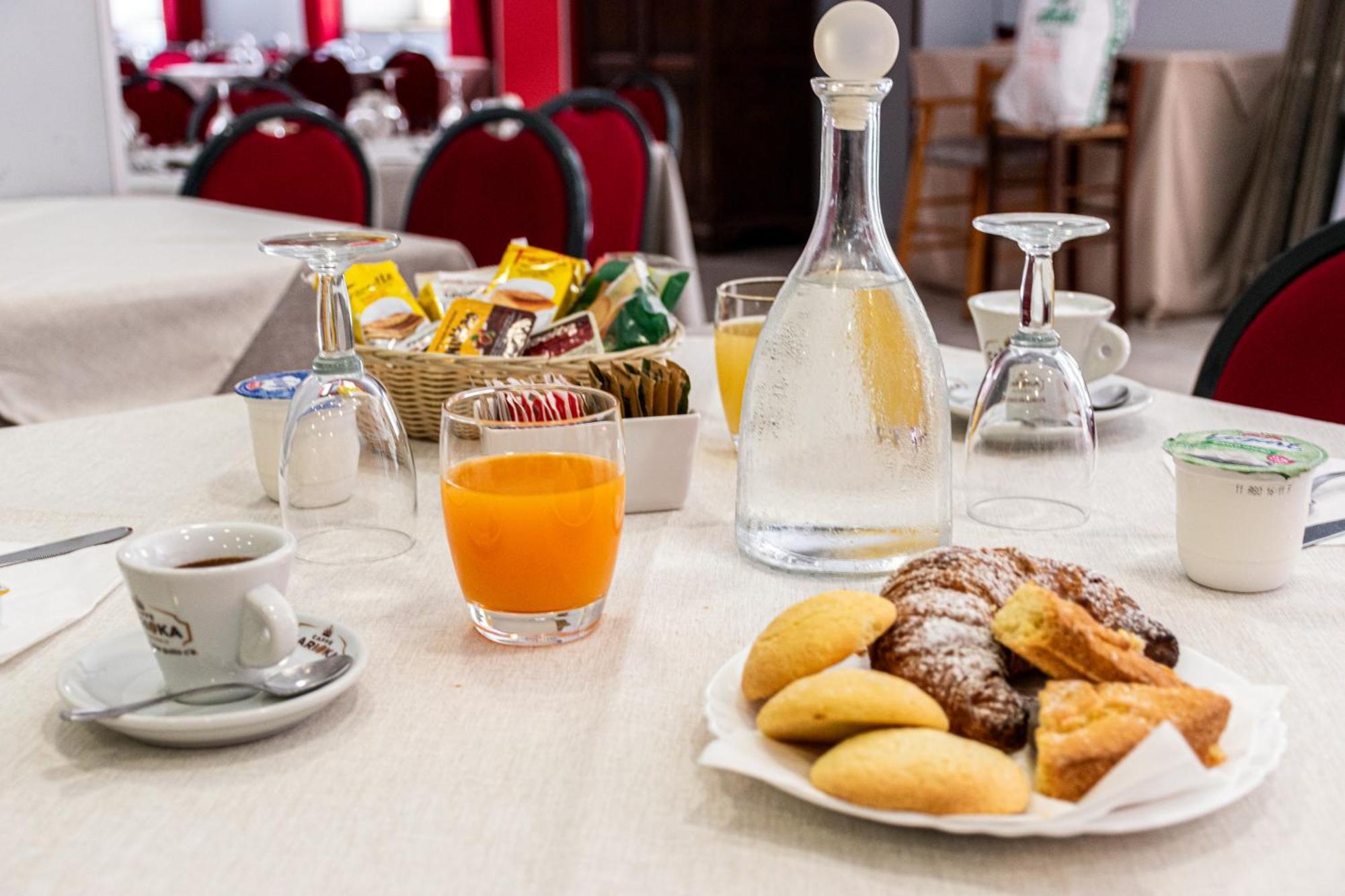 Hotel Ristorante La Mimosa ลาเมเซ แตร์เม ภายนอก รูปภาพ