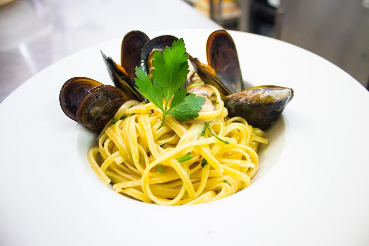 Hotel Ristorante La Mimosa ลาเมเซ แตร์เม ภายนอก รูปภาพ
